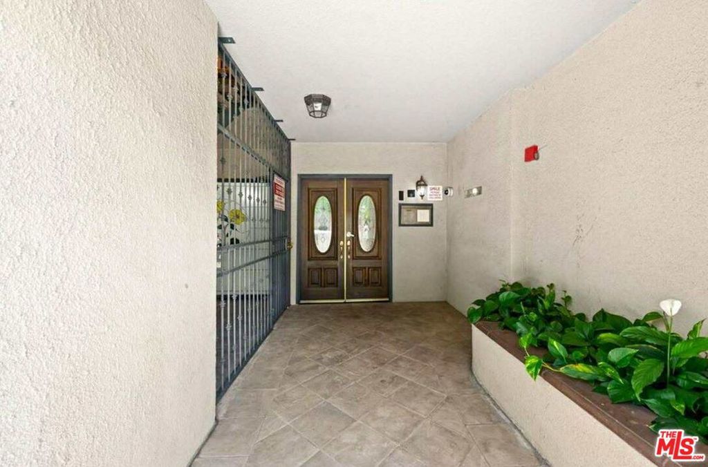 Image 22 of property listing at 412 Arnaz Drive 7, Los Angeles, CA 90048