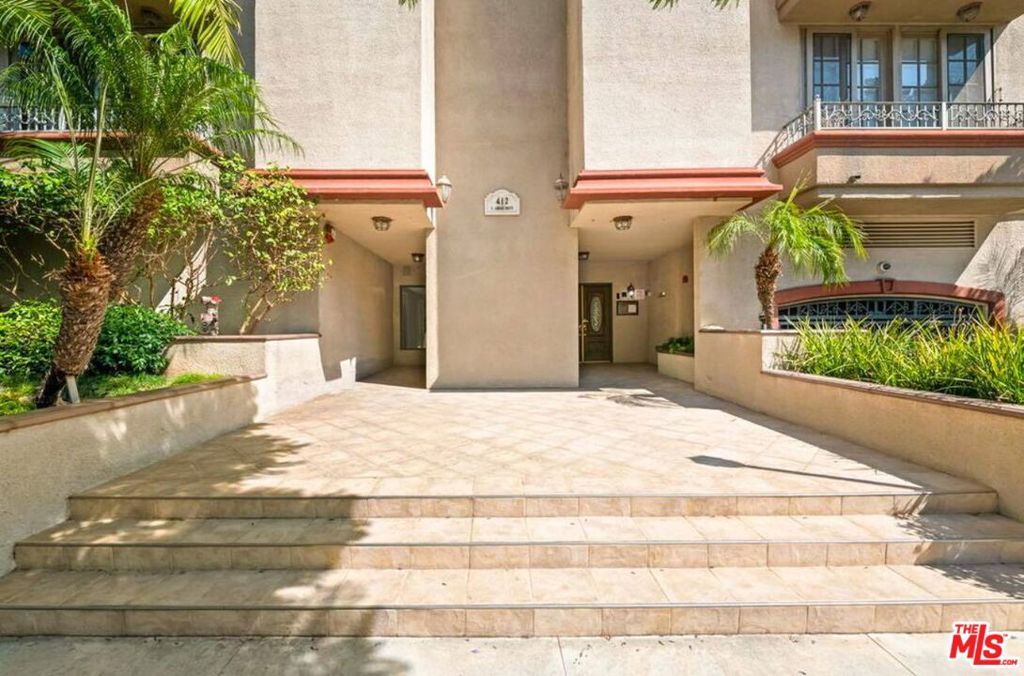 Image 23 of property listing at 412 Arnaz Drive 7, Los Angeles, CA 90048