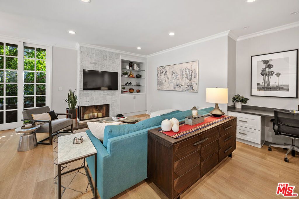 Image 3 of property listing at 412 Arnaz Drive 7, Los Angeles, CA 90048