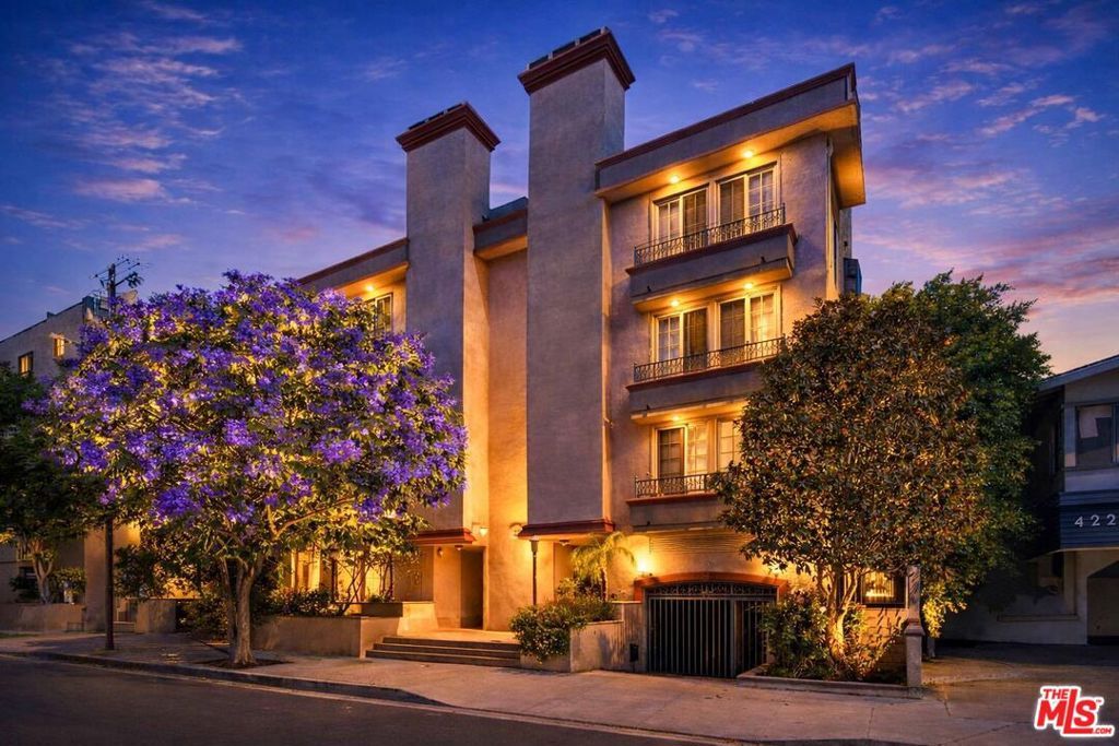 Image 4 of property listing at 412 Arnaz Drive 7, Los Angeles, CA 90048