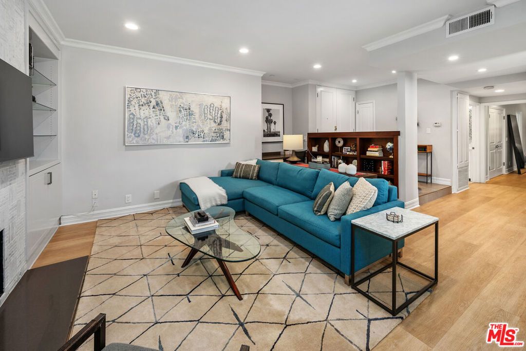 Image 5 of property listing at 412 Arnaz Drive 7, Los Angeles, CA 90048