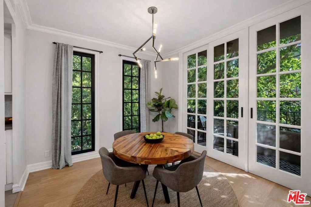 Image 6 of property listing at 412 Arnaz Drive 7, Los Angeles, CA 90048