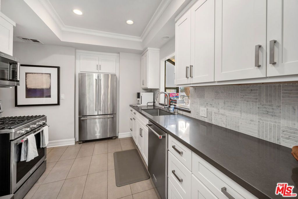 Image 7 of property listing at 412 Arnaz Drive 7, Los Angeles, CA 90048