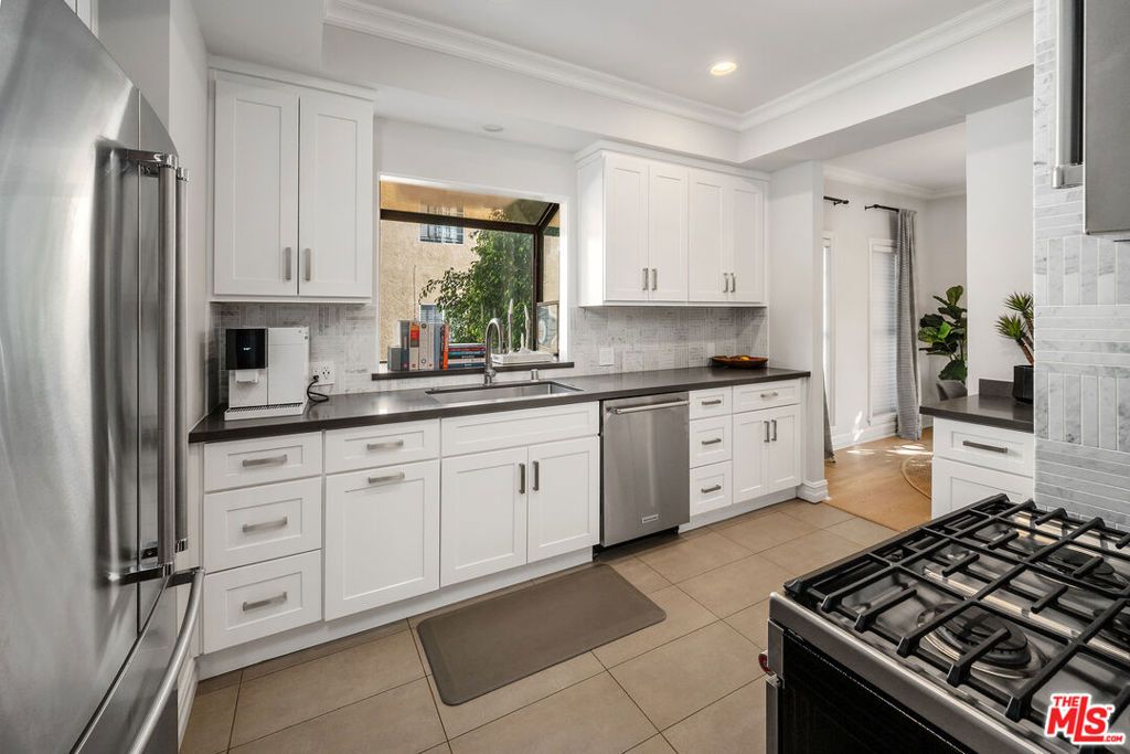 Image 8 of property listing at 412 Arnaz Drive 7, Los Angeles, CA 90048