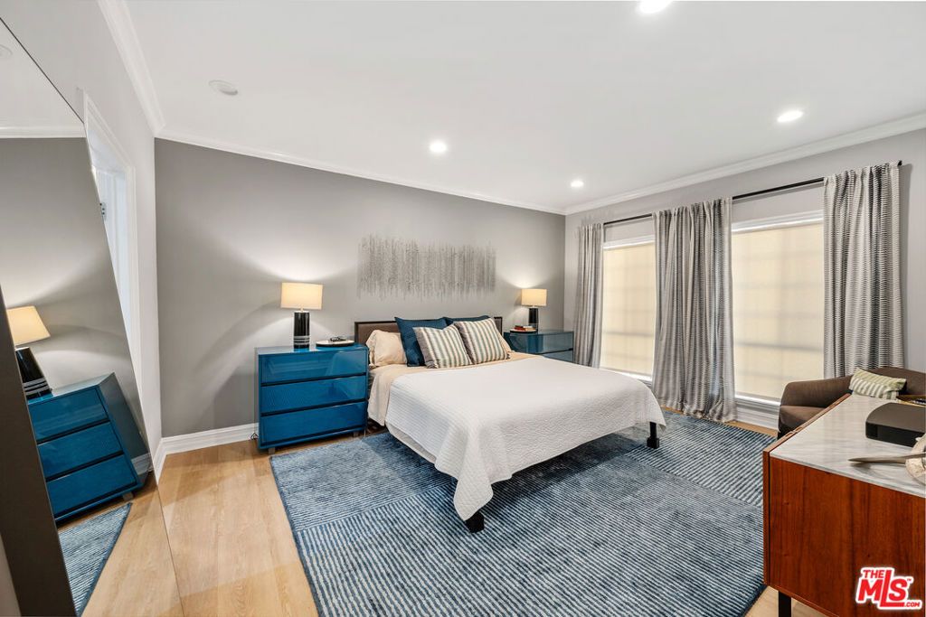 Image 9 of property listing at 412 Arnaz Drive 7, Los Angeles, CA 90048