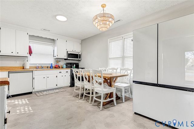 6377 Sledds Lake Rd, Mechanicsville, VA 23111