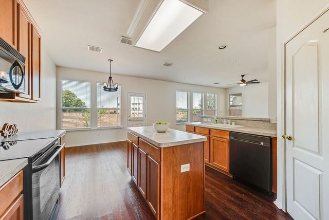 306 Salsbury Drive, Euless, TX 76040