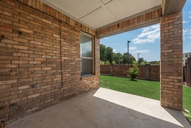 306 Salsbury Drive, Euless, TX 76040