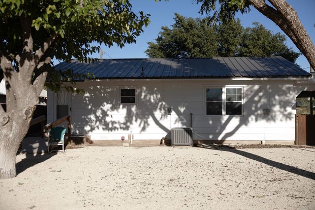 304 S Main Street, Loraine, TX 79532