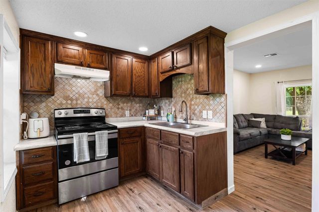 1126 W 7th Street, Mcgregor, TX 76657