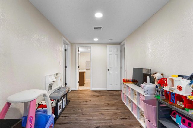 1126 W 7th Street, Mcgregor, TX 76657