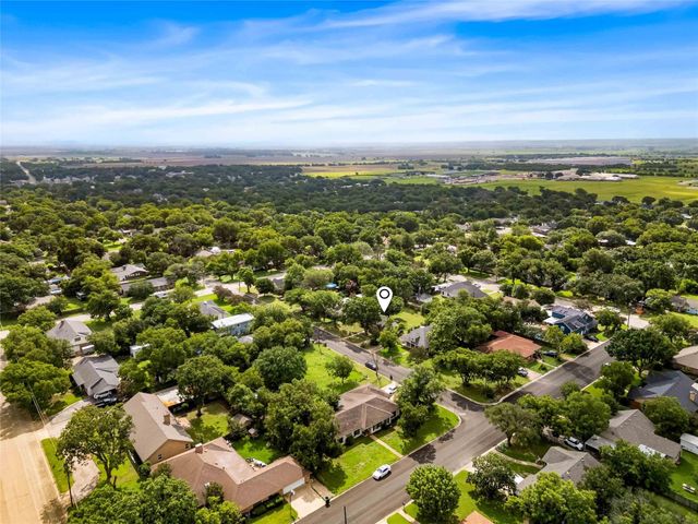 1126 W 7th Street, Mcgregor, TX 76657