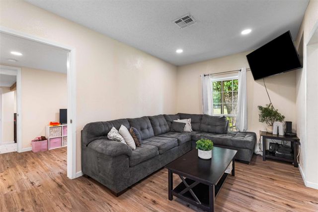 1126 W 7th Street, Mcgregor, TX 76657