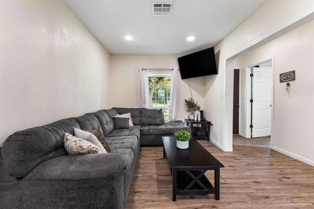 1126 W 7th Street, Mcgregor, TX 76657