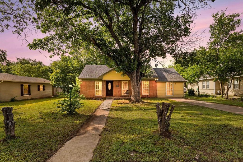 1126 W 7th Street, Mcgregor, TX 76657
