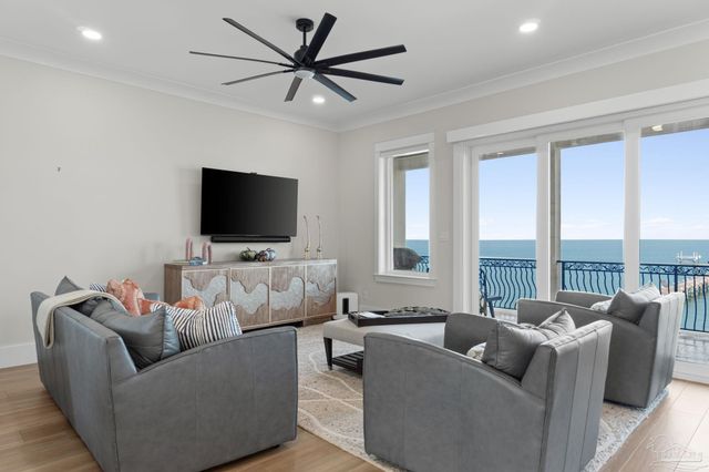 24 Baybridge Dr, Gulf Breeze, FL 32561