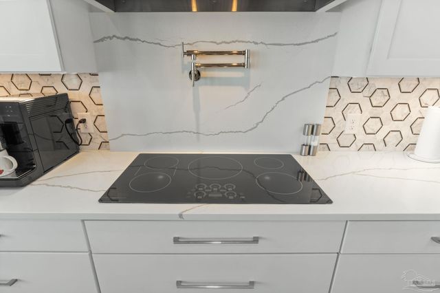 24 Baybridge Dr, Gulf Breeze, FL 32561