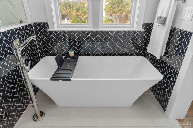 24 Baybridge Dr, Gulf Breeze, FL 32561