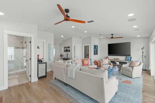 24 Baybridge Dr, Gulf Breeze, FL 32561