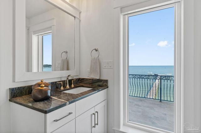 24 Baybridge Dr, Gulf Breeze, FL 32561