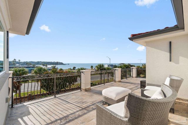 24 Baybridge Dr, Gulf Breeze, FL 32561