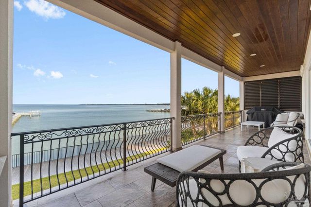 24 Baybridge Dr, Gulf Breeze, FL 32561