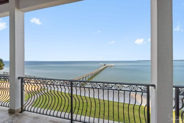 24 Baybridge Dr, Gulf Breeze, FL 32561