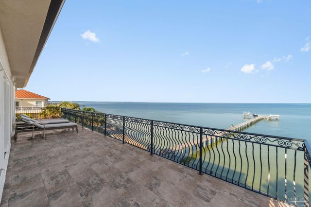 24 Baybridge Dr, Gulf Breeze, FL 32561