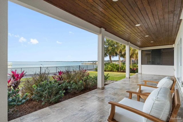 24 Baybridge Dr, Gulf Breeze, FL 32561