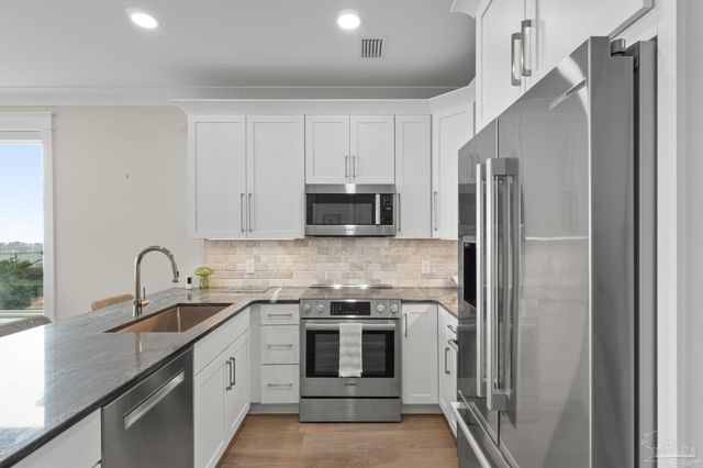 24 Baybridge Dr, Gulf Breeze, FL 32561