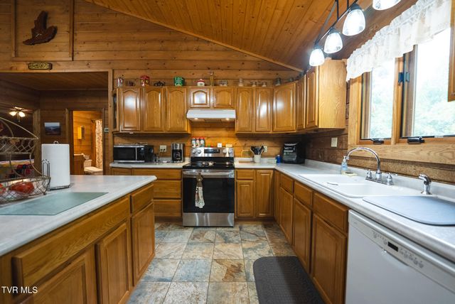 2733 Rackum Road, Thorn Hill, TN 37881