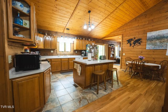 2733 Rackum Road, Thorn Hill, TN 37881