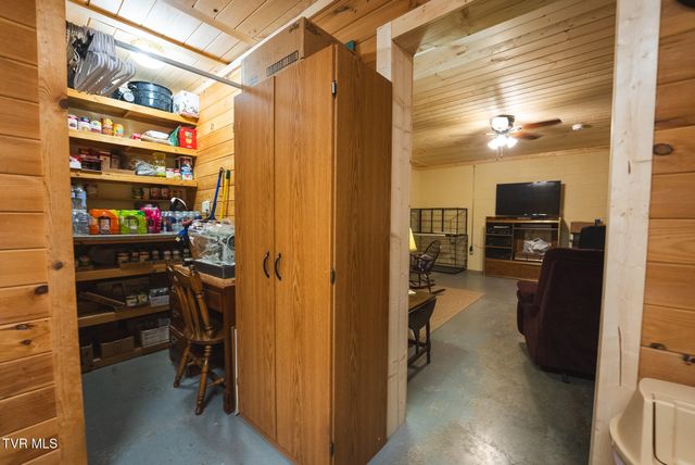 2733 Rackum Road, Thorn Hill, TN 37881