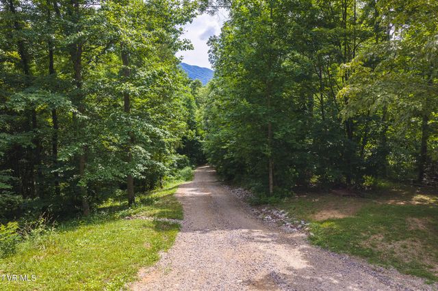2733 Rackum Road, Thorn Hill, TN 37881