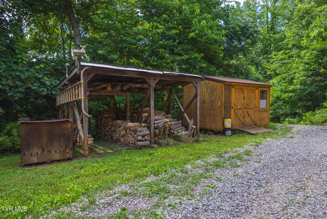 2733 Rackum Road, Thorn Hill, TN 37881