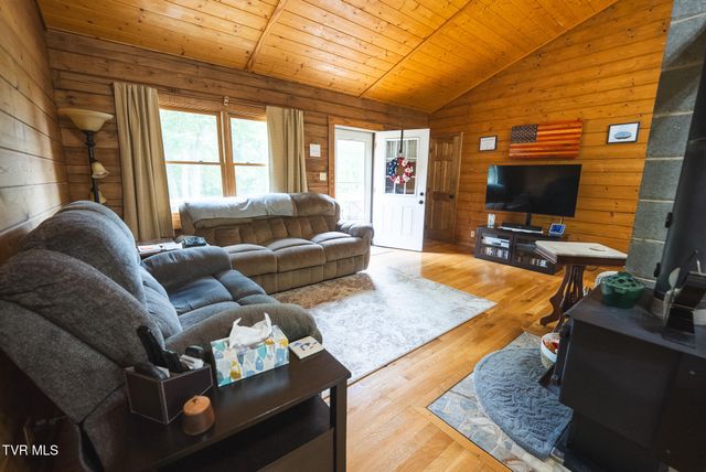 2733 Rackum Road, Thorn Hill, TN 37881