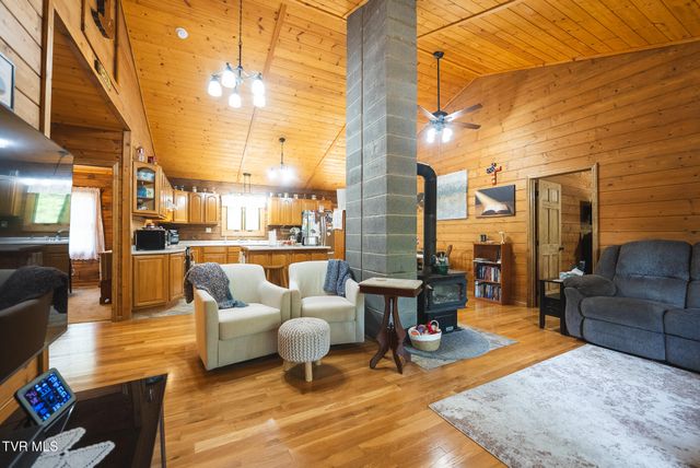 2733 Rackum Road, Thorn Hill, TN 37881