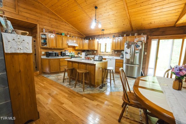 2733 Rackum Road, Thorn Hill, TN 37881