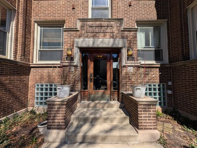 1326 W Albion Avenue 1, Chicago, IL 60626