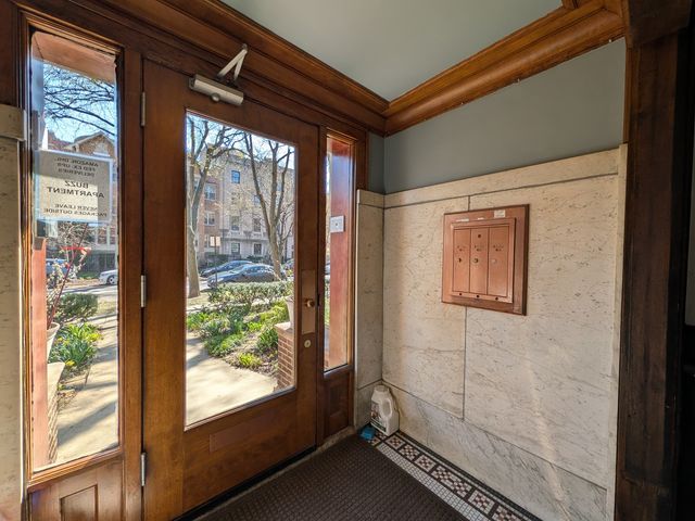 1326 W Albion Avenue 1, Chicago, IL 60626