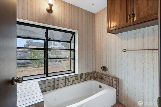 902 66th Avenue E, Fife, WA 98424