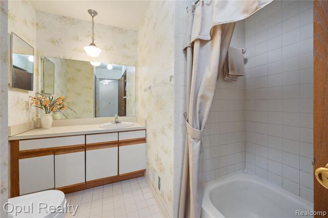 27323 Apple Blossom Lane, Southfield, MI 48034