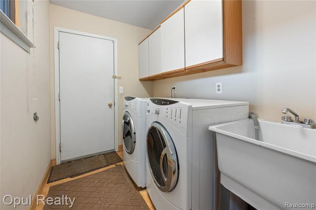 27323 Apple Blossom Lane, Southfield, MI 48034