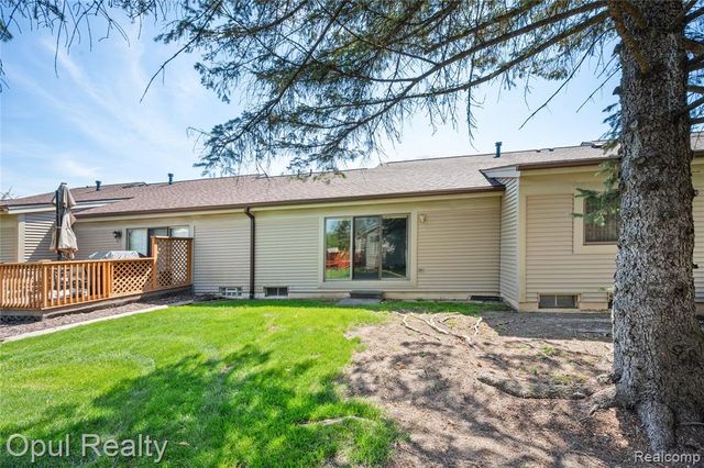 27323 Apple Blossom Lane, Southfield, MI 48034