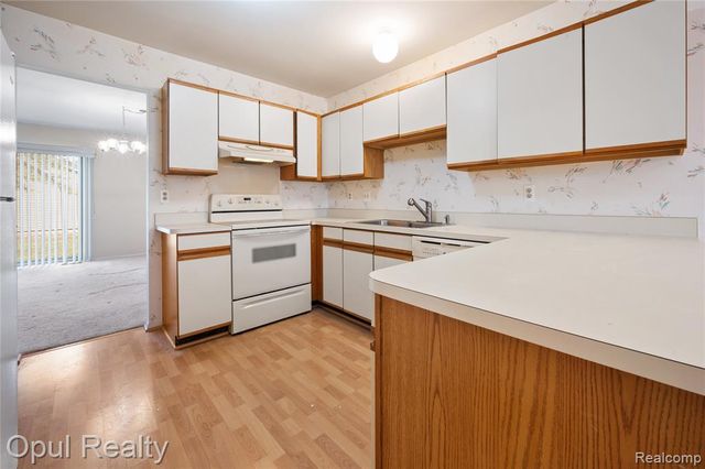 27323 Apple Blossom Lane, Southfield, MI 48034