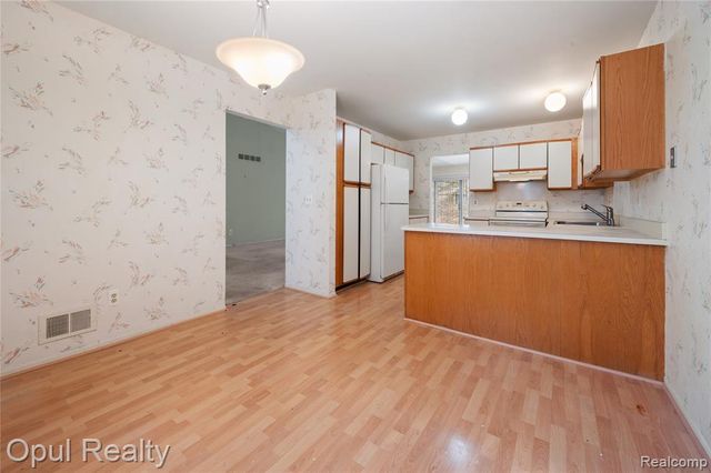 27323 Apple Blossom Lane, Southfield, MI 48034