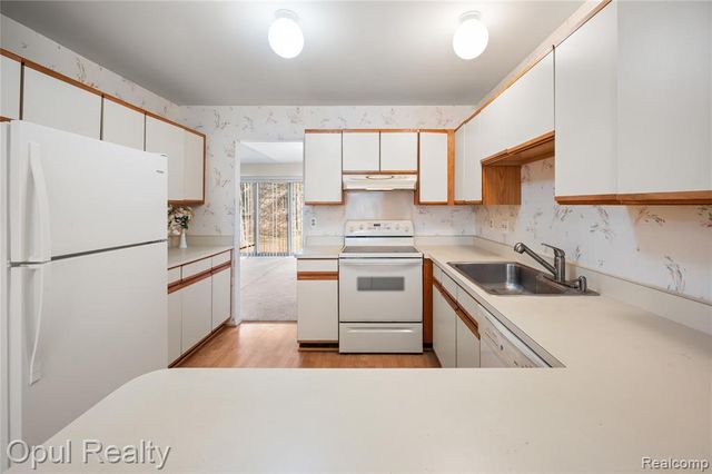 27323 Apple Blossom Lane, Southfield, MI 48034