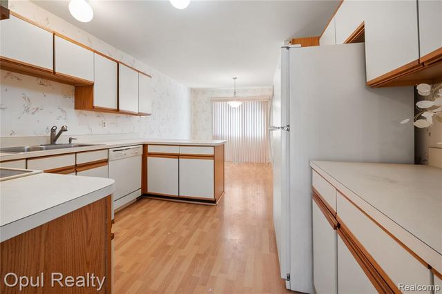 27323 Apple Blossom Lane, Southfield, MI 48034