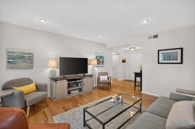 1 Belmont Rd APT 315, Harwich, MA 02671