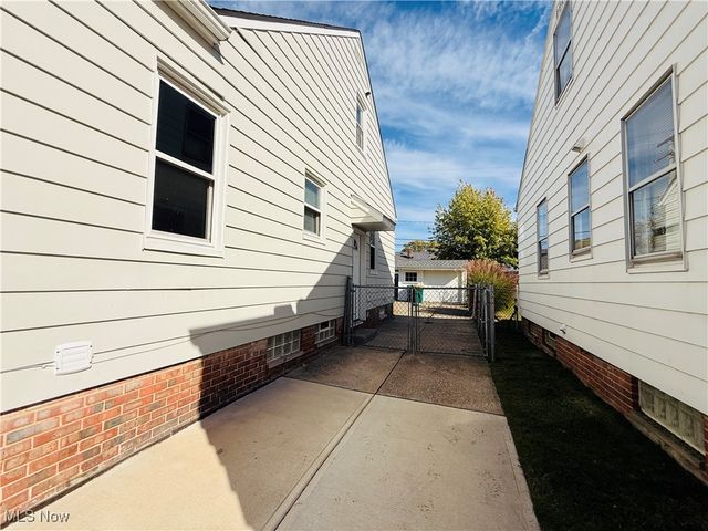 5239 Arch Street, Maple Heights, OH 44137